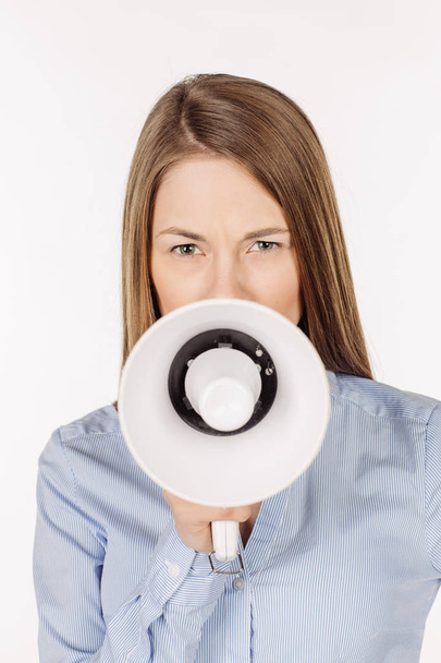 жінка тримає мегафон. емоції та бізнес-концепція студійної стрільби. зображення ізольоване на білому фоні
. - Фото, зображення