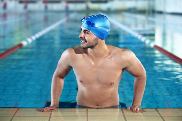 Young man in swimming pool - Fotó, kép