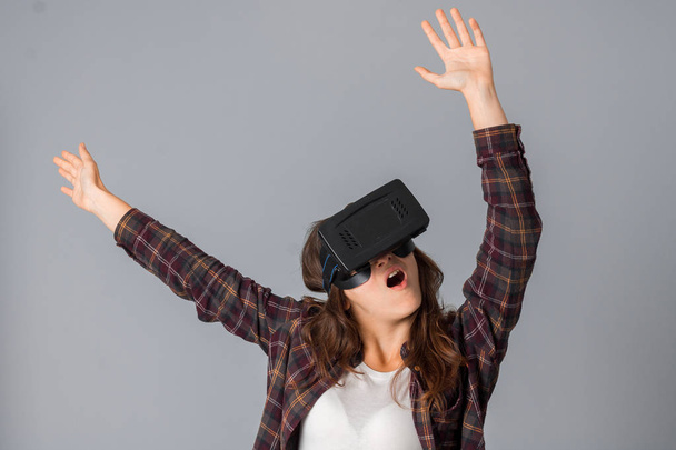 young woman testing a virtual reality helmet - 写真・画像