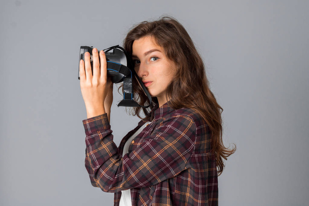 pretty young girl testing virtual reality glasses - Valokuva, kuva