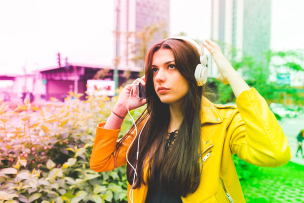 mujer escuchando música con auriculares - Foto, Imagen