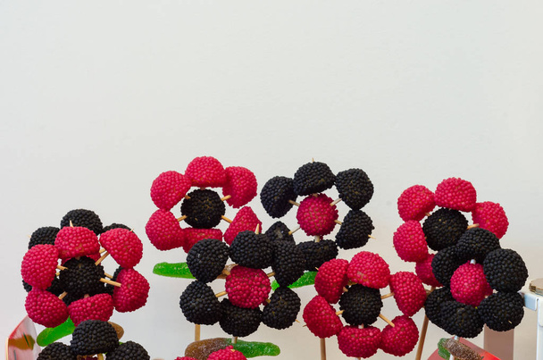 червоні і чорні цукерки ягоди
 - Фото, зображення