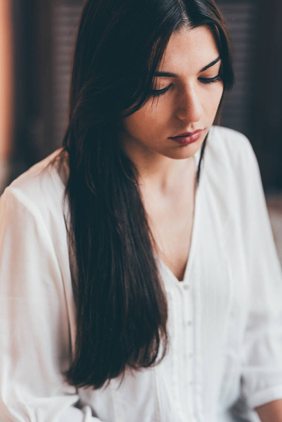 ruskeat hiukset nainen pensive
 - Valokuva, kuva