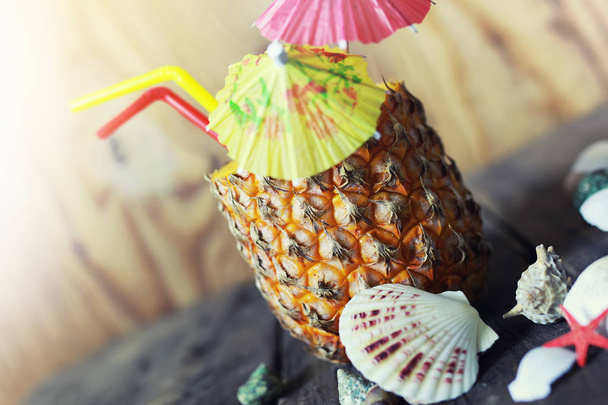 ananas met stro en cocktail paraplu - Foto, afbeelding