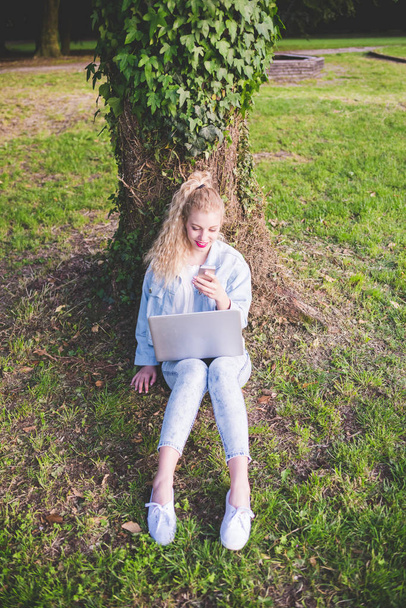 Žena na trávě pomocí smartphone a notebook - Fotografie, Obrázek