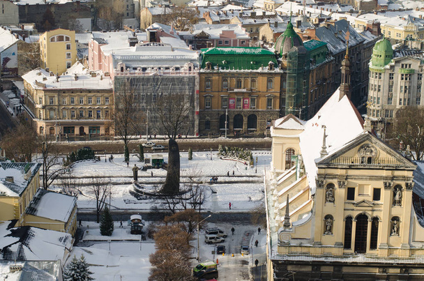 リヴィウの雪、Ukraine.Lviv、リヴォフ、東部ウクライナ - 市庁舎の時計塔からの街の眺めの冬パノラマ. - 写真・画像