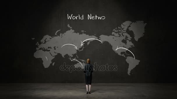 Podnikatelka stojící mapa světa, rukopis světové sítě, komunikační technologie  - Záběry, video