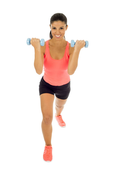  ελκυστική ευτυχισμένη γυναίκα latin κρατώντας αλτήρα βάρους κάνει προπόνηση φυσικής κατάστασης - Φωτογραφία, εικόνα