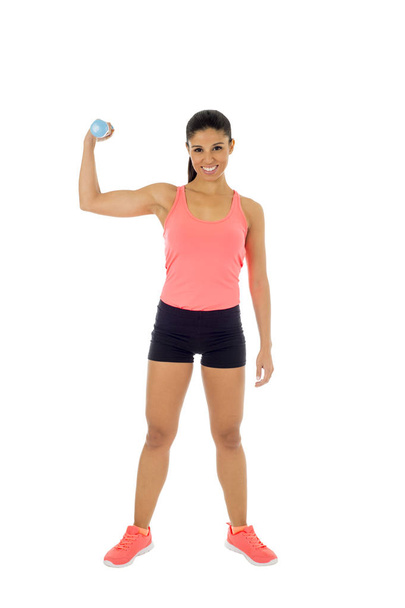  atraktivní šťastný Latinské žena držící váhu činky dělá fitness cvičení - Fotografie, Obrázek