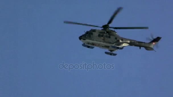 Helicóptero preto voando contra o céu azul
 - Filmagem, Vídeo