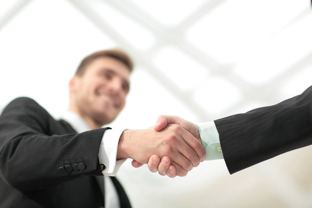 Klucz do sukcesu w biznesie - uścisk dłoni z partnerami biznesowymi - Zdjęcie, obraz