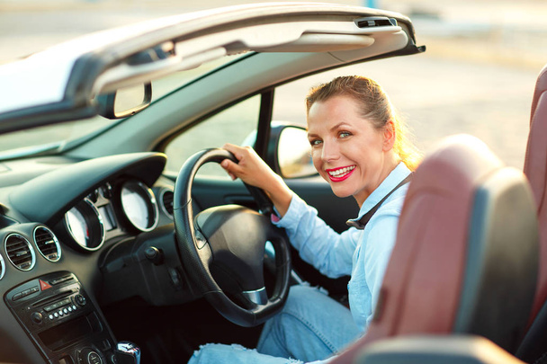Mulher sentada em um carro conversível - conceito de compra de um ca usado
 - Foto, Imagem