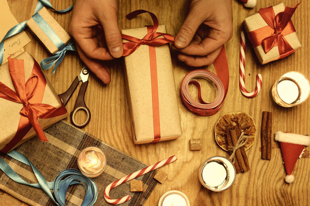 imballaggio regalo mano Natale legno
 - Foto, immagini