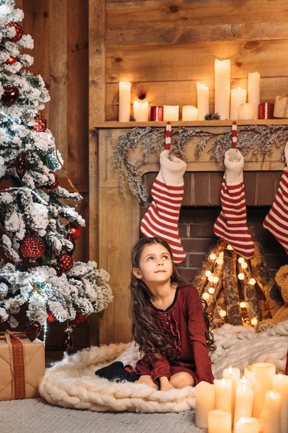 Schattig klein meisje in de buurt van de kerstboom - Foto, afbeelding