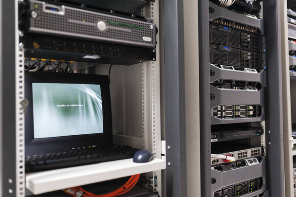 Netzwerk-Server im Datenraum - Foto, Bild
