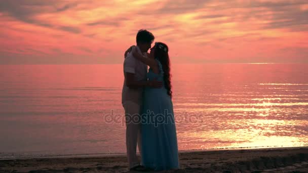 夕暮れキスのカップル。カップルのビーチの夕日。シルエットをキスします。愛のカップル - 映像、動画