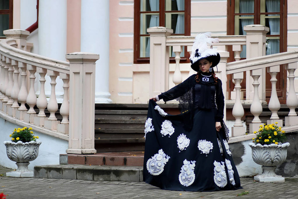 γυναίκα σε vintage φόρεμα στη βεράντα του κάστρου - Φωτογραφία, εικόνα