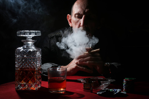 Mann raucht Pfeife und spielt Poker - Foto, Bild