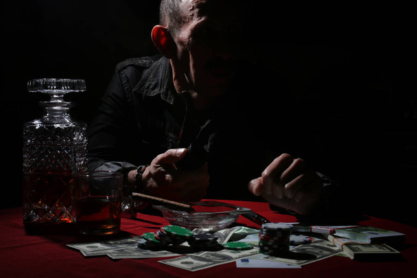 man smoke pipe and play poker - Fotoğraf, Görsel