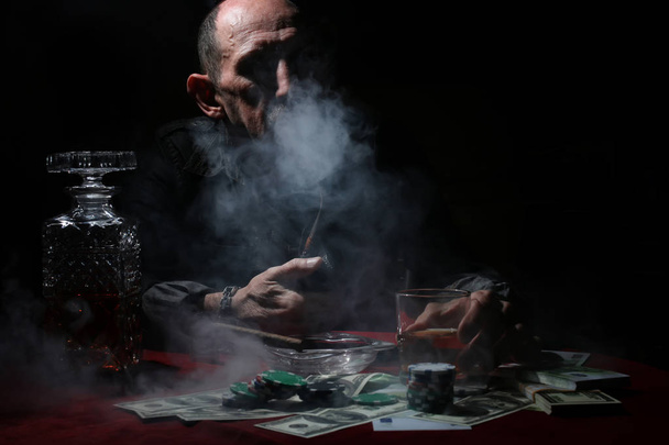 Mann raucht Pfeife und spielt Poker - Foto, Bild