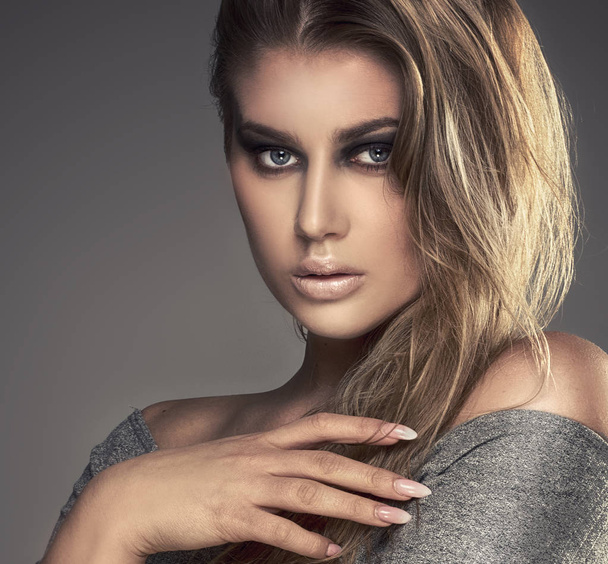 Young woman with glamour makeup. - Foto, Bild