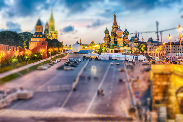 Nézd, a Vörös tér alkonyatkor, Moszkva, Oroszország. Tilt-shift-hatás alkalmazása - Fotó, kép