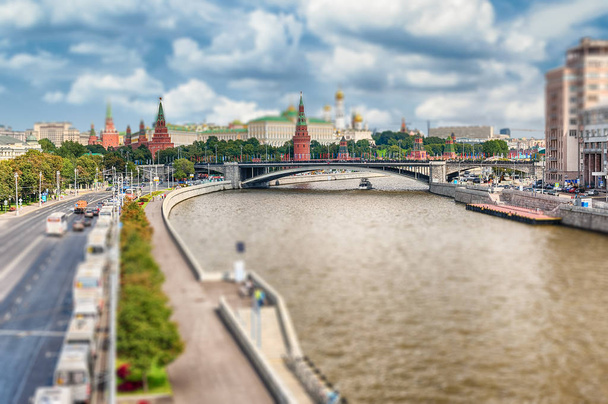 モスクワ川、クレムリン、モスクワ、ロシアで空撮 - 写真・画像