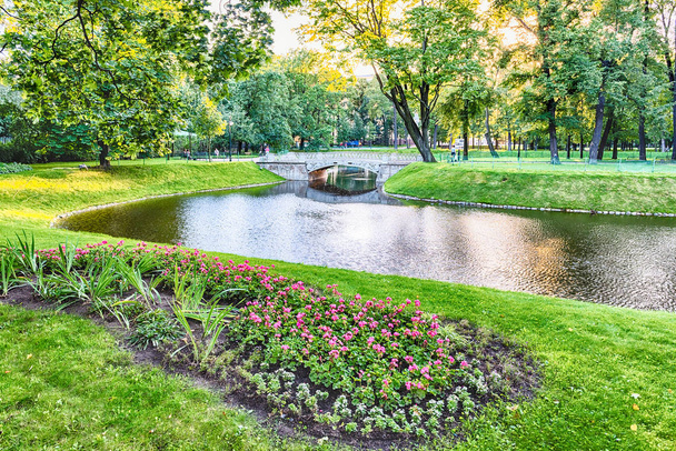 内側ミハイロフ スキー ガーデン、中央聖 Petersbu で遊び回る公園 - 写真・画像