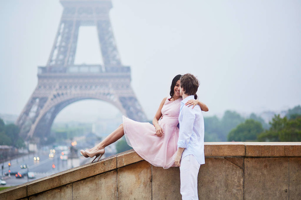 Romantic couple together in Paris - Φωτογραφία, εικόνα