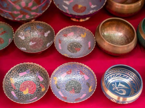 Metalowe miski na sprzedaż w Kathmandu, Nepal - Zdjęcie, obraz