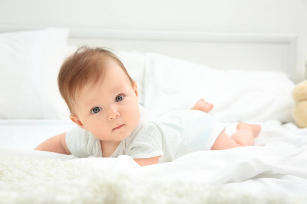 Cute baby lying on bed - Foto, immagini