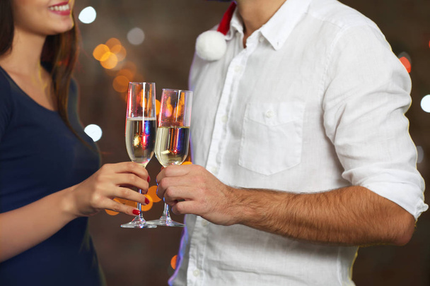 Młody mężczyzna i kobieta o okulary szampana na imprezie, zbliżenie - Zdjęcie, obraz