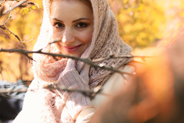 κορίτσι σε ένα πάρκο να φοράτε ένα μαντήλι φθινόπωρο - Φωτογραφία, εικόνα