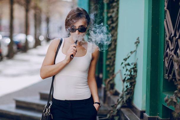 girl with the electronic cigarette - Photo, image