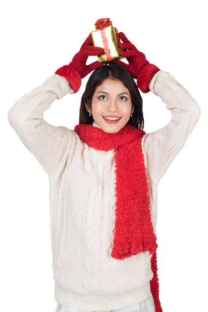 Santa hat Boże Narodzenie kobieta trzymając prezenty uśmiechający się zadowolony  - Zdjęcie, obraz