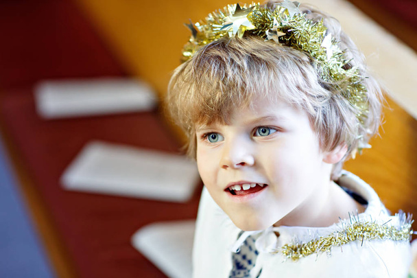 Noel hikaye kilisede bir melek oynarken küçük çocuk çocuk - Fotoğraf, Görsel