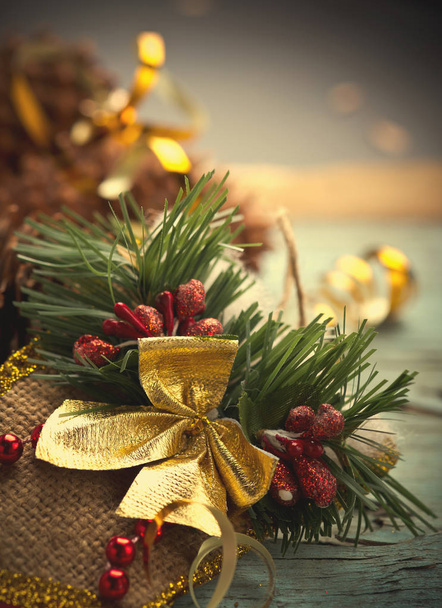 Composizione natalizia con fiocco d'oro, abete e rosso, verde Decorazione lucida su sfondo di legno blu
 - Foto, immagini