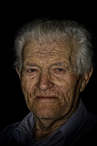 Hombre viejo con un retrato de pelo gris en estilo rencor
 - Foto, Imagen
