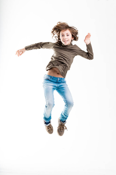 tyttö hyppääminen kevyt kuin höyhen
 - Valokuva, kuva