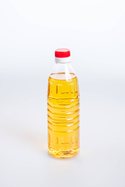 Öl oder Öl in Plastikflasche auf dem Hintergrund. - Foto, Bild