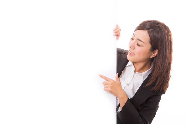 Mosolygó fiatal üzleti nő mutatva üres tábla közben - Fotó, kép