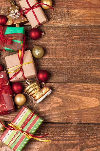 Adornos y regalos de Navidad
 - Foto, Imagen