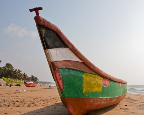 kolorowa łódź na plaży - Zdjęcie, obraz