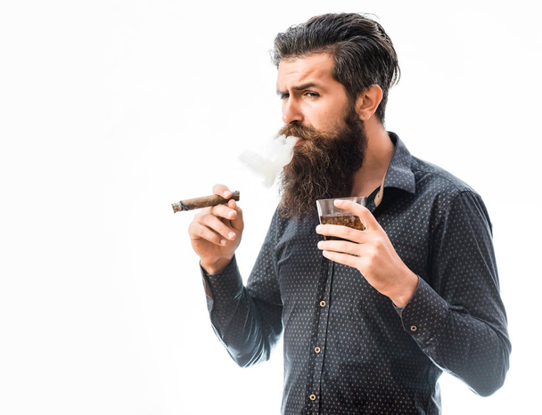 uomo con sigaro e whisky
 - Foto, immagini