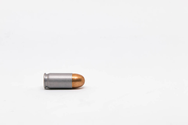 Pistola de bala aislada sobre fondo blanco
 - Foto, Imagen