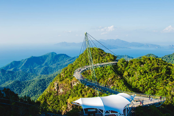 斜張橋と息をのむ風景マレーシア、ランカウイ島のシンボルです。冒険の休日。現代の技術。観光名所。旅行の概念. - 写真・画像