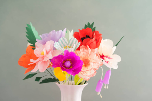 Flores de papel hechas a mano
 - Foto, Imagen