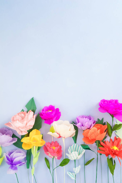 Flores de papel hechas a mano
 - Foto, Imagen