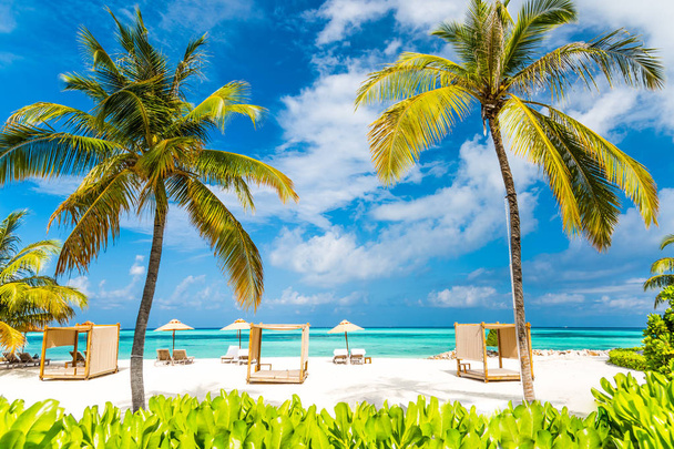 太陽と夏の旅行、美しい青い海と青い空と砂にココナッツの木とビーチ木製ベッドの美しいビーチの背景。夏気分太陽ビーチ背景コンセプト. - 写真・画像