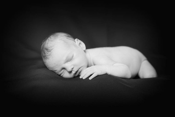 Portret dziewczyny noworodka.  - Zdjęcie, obraz